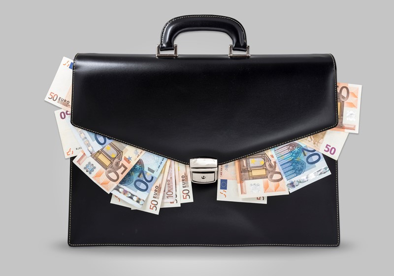 Koffer die gesloten is maar waarbij euro biljetten nog uitsteken