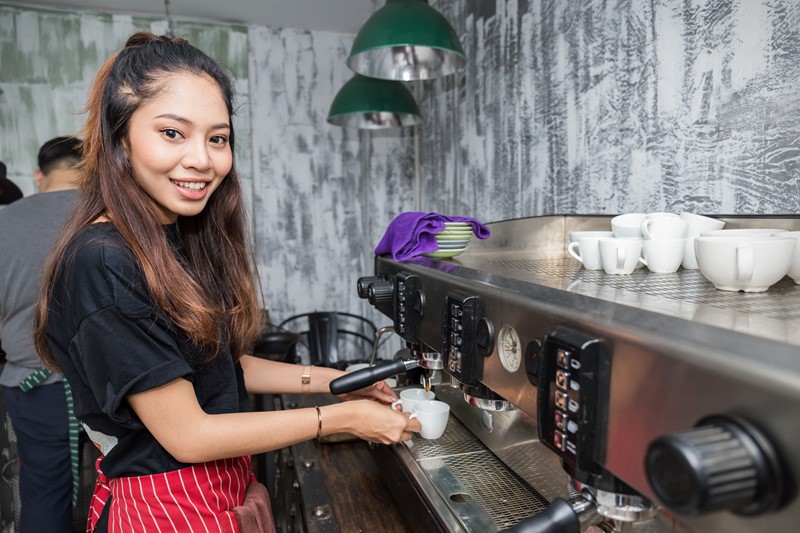 Barista die twee koppen koffie aan het zetten is