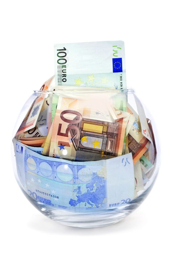 Glazen kom met daarin allerlei biljetten van 50, 100 en 20 EUR