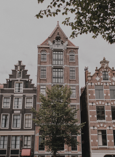 Grachtenpanden in Amsterdam aan de gracht waarbij de verschillende karakters vanuit de gouden eeuw zichtbaar zijn