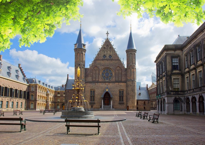 binnenhof in den Haag met een grote kerk voorzien van twee torens