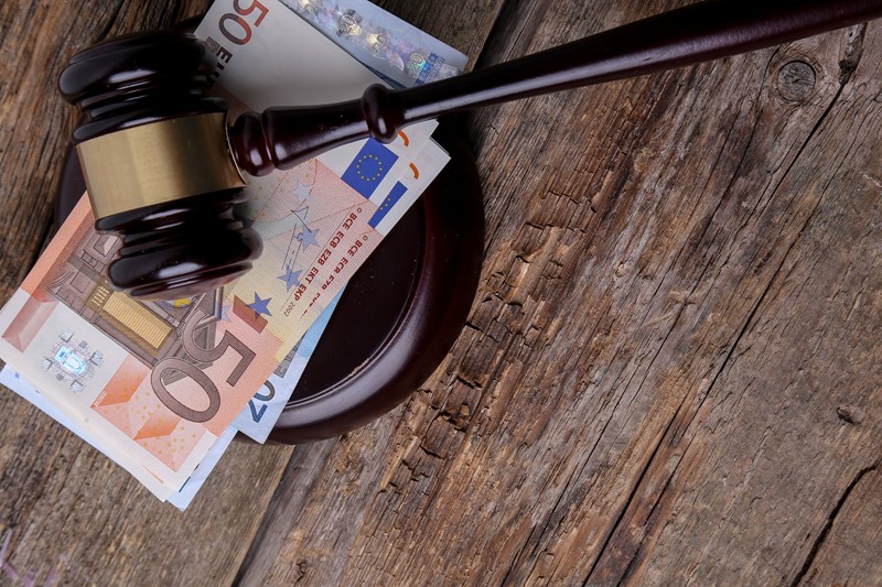 Vergader hamer rustend op biljetten van 50 en 20 EUR