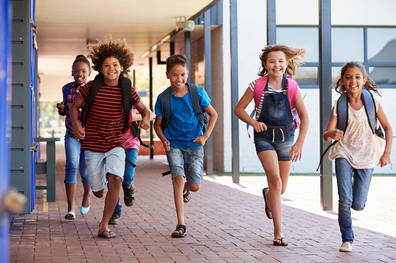 Rennende kinderen op een schoolplein nadat de school is uitgegaan
