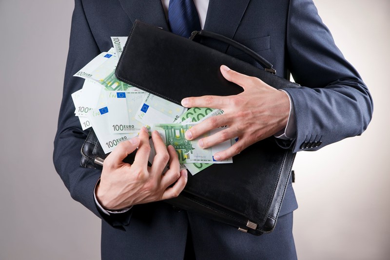 Persoon die een tas vol met geld vasthoud met briefjes van 100 EUR